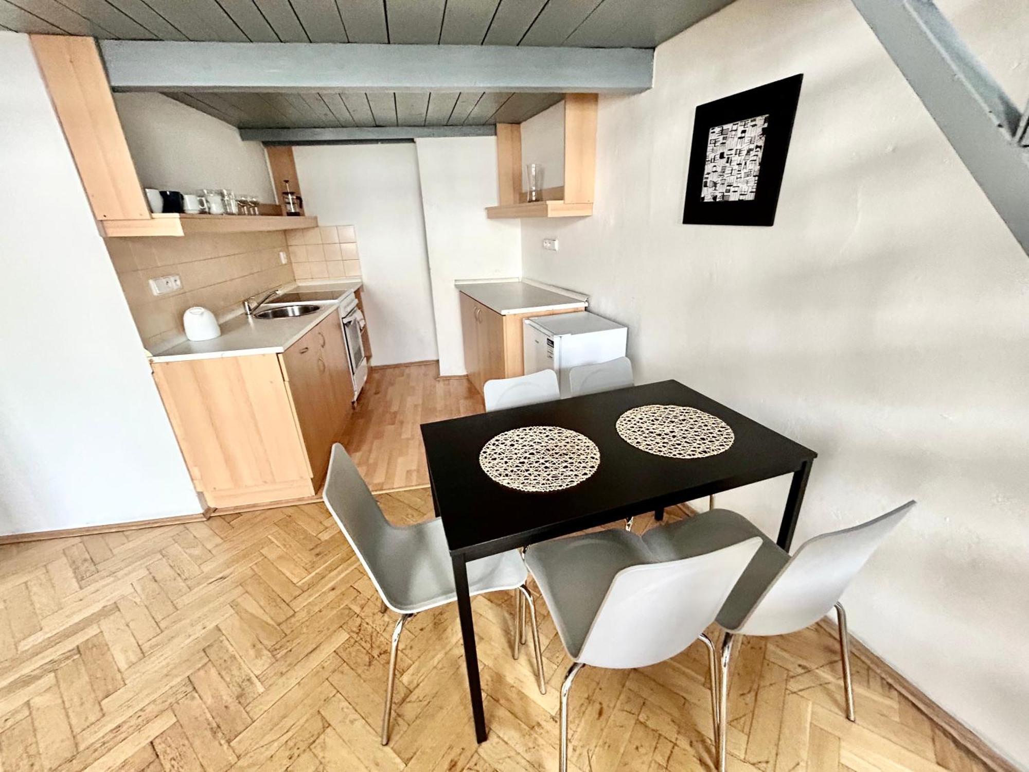 Apartament Party House - Ve Smeckach 18, Center!! Praga